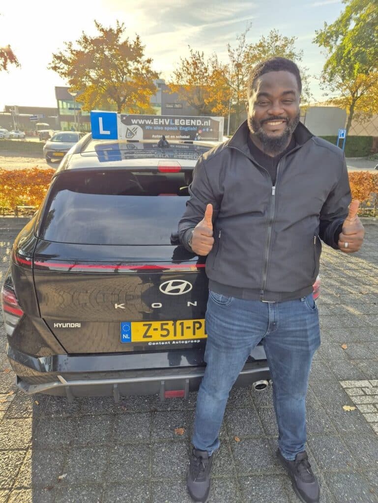 Gelukkige student met duimen omhoog na het behalen van zijn rijbewijs bij Rijschool EHVLegend Gelukkige student met duimen omhoog na het behalen van zijn rijbewijs bij Rijschool EHVLegend