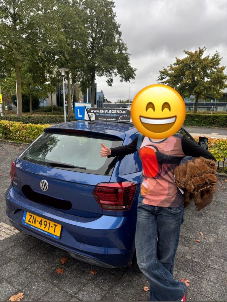 Geslaagde cursist van rijschool EHVLegend poseert met duim omhoog bij blauwe Volkswagen in Eindhoven Geslaagde cursist van rijschool EHVLegend poseert met duim omhoog bij blauwe Volkswagen in Eindhoven