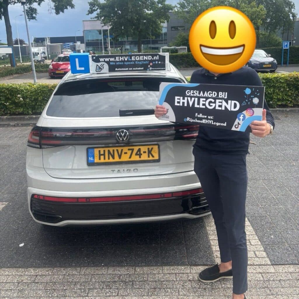 Geslaagde leerling van Rijschool EHVLegend toont certificaat bij lesauto in Eindhoven Geslaagde leerling van Rijschool EHVLegend toont certificaat bij lesauto in Eindhoven