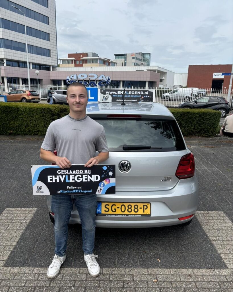Geslaagde student van Rijschool EHVLegend poseert met certificaat bij lesauto in Eindhoven Geslaagde student van Rijschool EHVLegend poseert met certificaat bij lesauto in Eindhoven