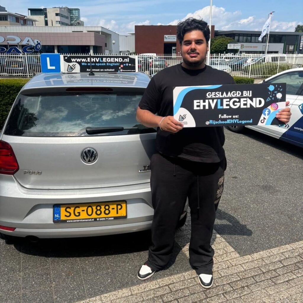 Geslaagde student van Rijschool EHVLegend toont diploma bij lesauto in Eindhoven Geslaagde student van Rijschool EHVLegend toont diploma bij lesauto in Eindhoven