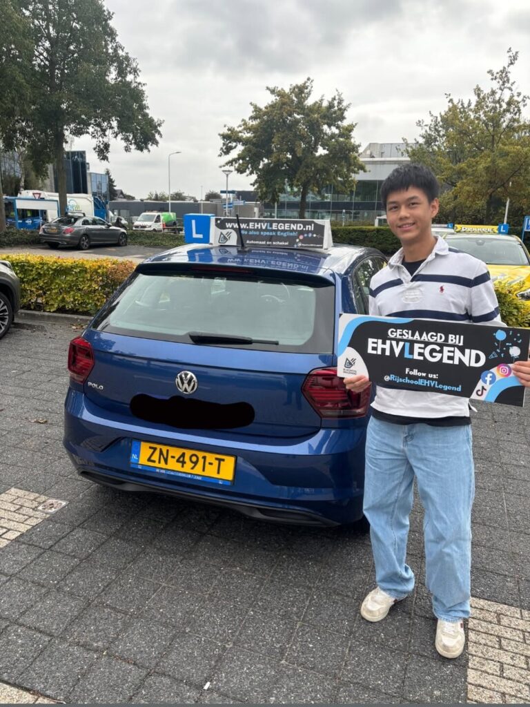 Geslaagde student van rijschool EHVLegend poseert trots met certificaat naast blauwe Volkswagen lesauto Geslaagde student van rijschool EHVLegend poseert trots met certificaat naast blauwe Volkswagen lesauto